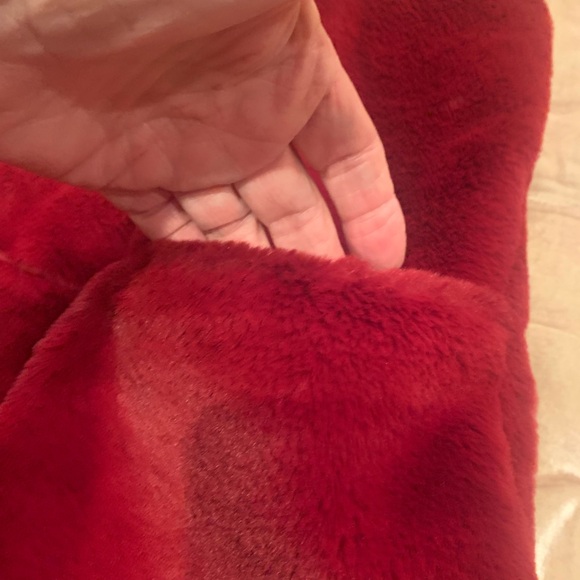 Chic Red Faux Fur Vest - Picture 6 of 8